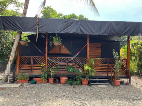 Lovely Tiny home with air conditioning and free parking, Puerto Viejo